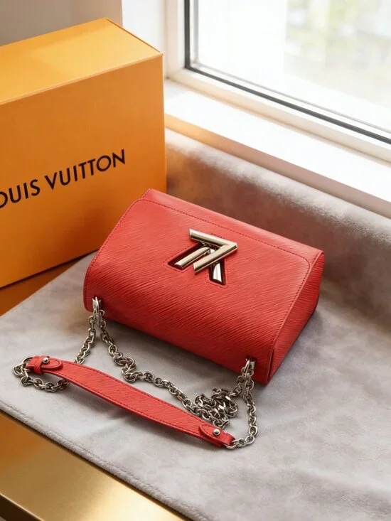 Louis Vuitton Twist MM Red Epi Bag - Picture 3 of 6